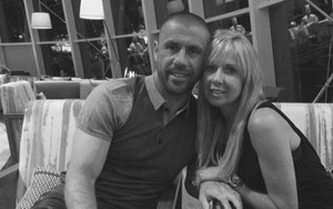 Dính líu đến vụ thanh toán bằng dao, vợ huyền thoại Premier League lại bị nghi ngoại tình