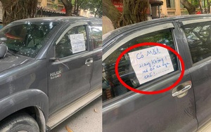 Đỗ xe bên đường, tài xế tức giận khi bị vặt gương, đọc mẩu giấy trên kính lại "đỏ mặt" xấu hổ