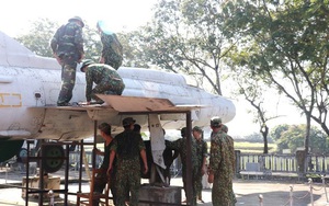Mục kích quân đội tháo rời máy bay tại Huế chuyển về bảo tàng