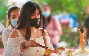 Người Sài Gòn xếp hàng trật tự, đeo khẩu trang dự Lễ Phật đản ở chùa Ngọc Hoàng, nơi ông Obama từng ghé thăm