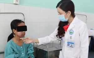 Thích trắng hồng, thiếu nữ 17 tuổi dùng kem lột cấp tốc khiến cả khuôn mặt bị "phá nát"