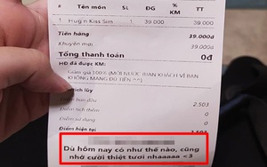 Mua đồ uống thiếu tiền, chàng trai "rớt nước mắt" vì hành động của nữ nhân viên, tờ hóa đơn càng gây bất ngờ