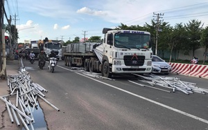 Hàng trăm thanh sắt trên xe container phi xuống đường, nhiều người thoát chết