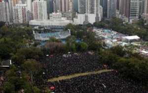 Hàng chục nghìn người Hong Kong đổ xuống đường biểu tình ngày đầu năm mới