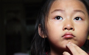 Cháu gái hốt hoảng kể "Đêm qua bố đánh mẹ", bà nội mỉm cười và đưa ra câu trả lời khiến con trai và con dâu thán phục