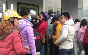 Công nhân khu công nghiệp chen chúc xếp hàng chờ rút tiền tại ATM