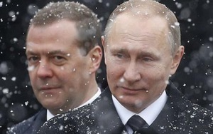 Ảnh: Những khoảnh khắc khó quên trong 30 năm sát cánh giữa Putin và Medvedev