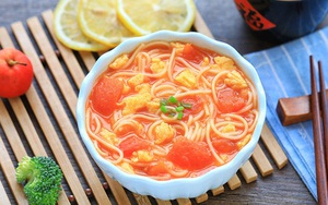 Bữa sáng cuối năm bận rộn chỉ cần một tô mì trứng là đã ngon miệng lắm rồi