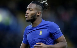 Tiền đạo Chelsea bị tố ‘quên’ tiền nuôi con