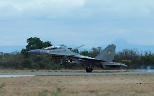 Không quân Ấn Độ tiếp nhận tiêm kích Su-30 MKI đầu tiên trang bị tên lửa BrahMos