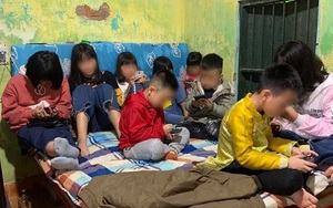 Hình ảnh hàng chục đứa trẻ ngồi túm tụm trên giường, yên lặng dán mắt vào smartphone khi đi chúc Tết khiến nhiều người giật mình