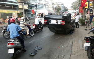 'Xế hộp' lật nhào giữa đường, tài xế và hành khách đập cửa thoát thân