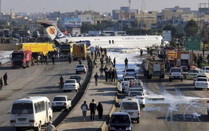 Máy bay Iran trượt đường băng, lao lên đường
