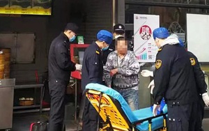 Sự thật về hình ảnh một người đàn ông nghi nhiễm virus corona gục ngã trước cửa nhà hàng há cảo ở Thượng Hải