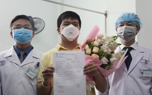 Ảnh: Bệnh nhân nhiễm virus Corona vui mừng khi được xuất viện, cảm ơn các bác sĩ Việt Nam đã tận tình cứu chữa