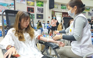 Bệnh viện thiếu máu, bạn trẻ không ngại dịch corona hiến máu tình nguyện