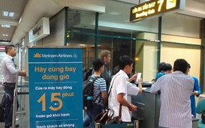 Tranh chỗ xếp hàng, 4 phụ nữ lao vào xô xát ngay cửa ra máy bay ở Nội Bài