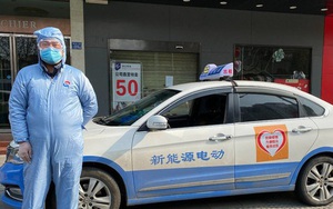 Tài xế tình nguyện ở Vũ Hán: Bị dân làng hắt hủi, lái xe miễn phí 12 giờ mỗi ngày và tiết lộ những điều đau lòng ít ai biết