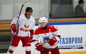 Tổng thống Putin đấu khúc côn cầu trên băng cùng người đồng cấp Belarus