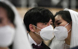 6000 cặp đôi trong đám cưới tập thể ở Hàn Quốc giữa dịch virus corona: Người đeo khẩu trang kín mít, người vẫn 'bất chấp' trao nụ hôn