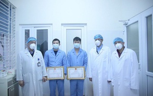 Tặng Bằng khen cho 3 y bác sĩ tham gia đoàn đón 30 công dân từ Vũ Hán về nước