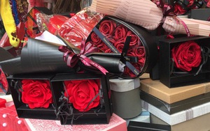 Hoa 'vĩnh cửu' tiền triệu đắt khách dịp Valentine