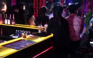 Phát hiện gần 100 dân chơi quay cuồng trong quán bar trá hình lúc nửa đêm