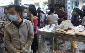Rồng rắn xếp hàng mua bánh mì thanh long ở Sài Gòn