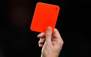 Hy hữu: Cầu thủ ăn thẻ đỏ hai lần trong một trận vì hành vi lươn lẹo