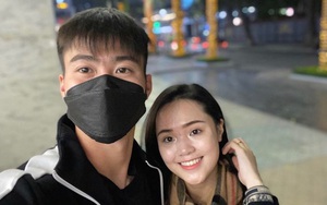 Duy Mạnh khoe ảnh chụp cùng vợ yêu, dân mạng săm soi nhan sắc 'phập phù' của Quỳnh Anh còn hỏi cực gắt: Sao chị không đeo khẩu trang?