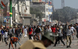 Bạo lực bùng phát ở thủ đô Ấn Độ, 95 người thương vong