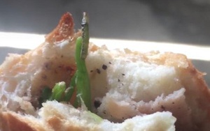 Đang cắn dở chiếc bánh mì, anh chàng sởn tóc gáy khi phát hiện được "bonus" thêm dị vật làm topping