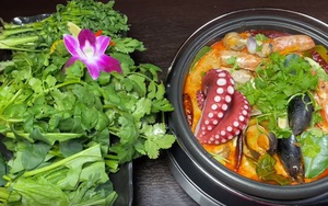 Bé Sa bất ngờ lên sóng trở lại cùng mẹ Quỳnh Trần trong vlog ăn lẩu Thái, nhưng khả năng nói tiếng Việt của cậu bé mới gây bất ngờ