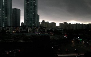 HN: Người đi đường hốt hoảng vì mưa lớn bất ngờ, 1h chiều trời đã tối sầm