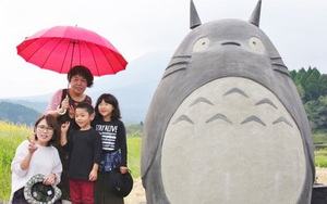 Mê phim hoạt hình Totoro, đôi vợ chồng già cặm cụi làm trạm xe bus độc nhất vô nhị, khách thi nhau tìm đến chụp ảnh