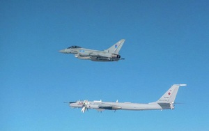 Hoàng gia Anh điều chiến đấu cơ Typhoon hộ tống “sát thủ săn ngầm” Tu-142 của Nga