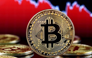 Bitcoin giảm hơn 40%, thị trường tiền ảo 'rực lửa'