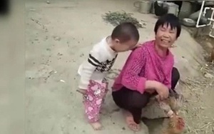 Bé trai 3 tuổi khóc nằng nặc không cho làm thịt gà, ai cũng bật cười vì bà đã trói chặt gà trong tay nhưng đành chịu thua cháu