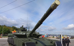 Cận cảnh “xe tăng bay” T-80BVM của Nga phô diễn sức mạnh hủy diệt