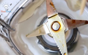 Làm sạch phần khó nhất của máy xay sinh tố cực nhanh với nguyên liệu ai cũng "bỏ đi"
