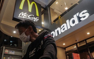 "Chúng tôi còn biết đi đâu?" - người vô gia cư Hong Kong mất nơi trú ẩn cuối cùng khi loạt cửa hàng McDonald's đóng cửa phòng dịch Covid-19