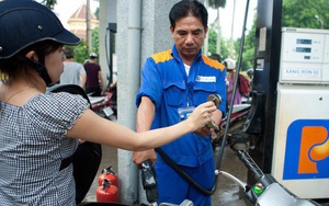 Giá xăng liên tục lao dốc, ngân sách hụt thu