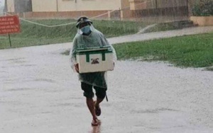 Hình ảnh anh lính đội mưa, khệ nệ bê thùng xốp tiếp tế lương thực cho người dân ở khu cách ly khiến ai nấy đều "ấm lòng"