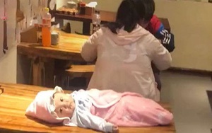 Ngán ngẩm nhìn hình ảnh cặp cha mẹ trẻ mải mê ăn uống, "bỏ lại tất cả sau lưng" bao gồm cả con mình