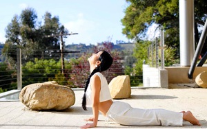 Sống tích cực mùa dịch:  Hồng Nhung tập yoga tại nhà ở Mỹ, khoe vòng eo con kiến