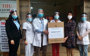 Giáo viên, học sinh tặng 700 tấm bảo hộ chống dịch Covid-19