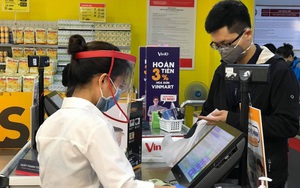 Nhân viên siêu thị, cửa hàng đội mũ nhựa, mặc áo bảo hộ để ngăn ngừa dịch COVID-19