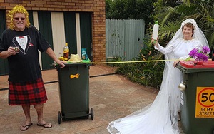 Phải ở nhà né dịch, dân Úc tranh thủ mở show diễn thời trang khi ra ngoài đổ rác
