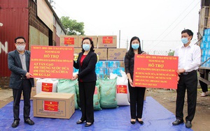 Lãnh đạo Thành ủy Hà Nội kiểm tra tình hình phong tỏa thôn Hạ Lôi, tặng quà 450 hộ dân