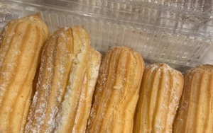 Mua bánh mì lại được anh shipper tặng thêm hộp bánh su kem và câu chuyện ngọt ngào phía sau khiến dân tình xuýt xoa